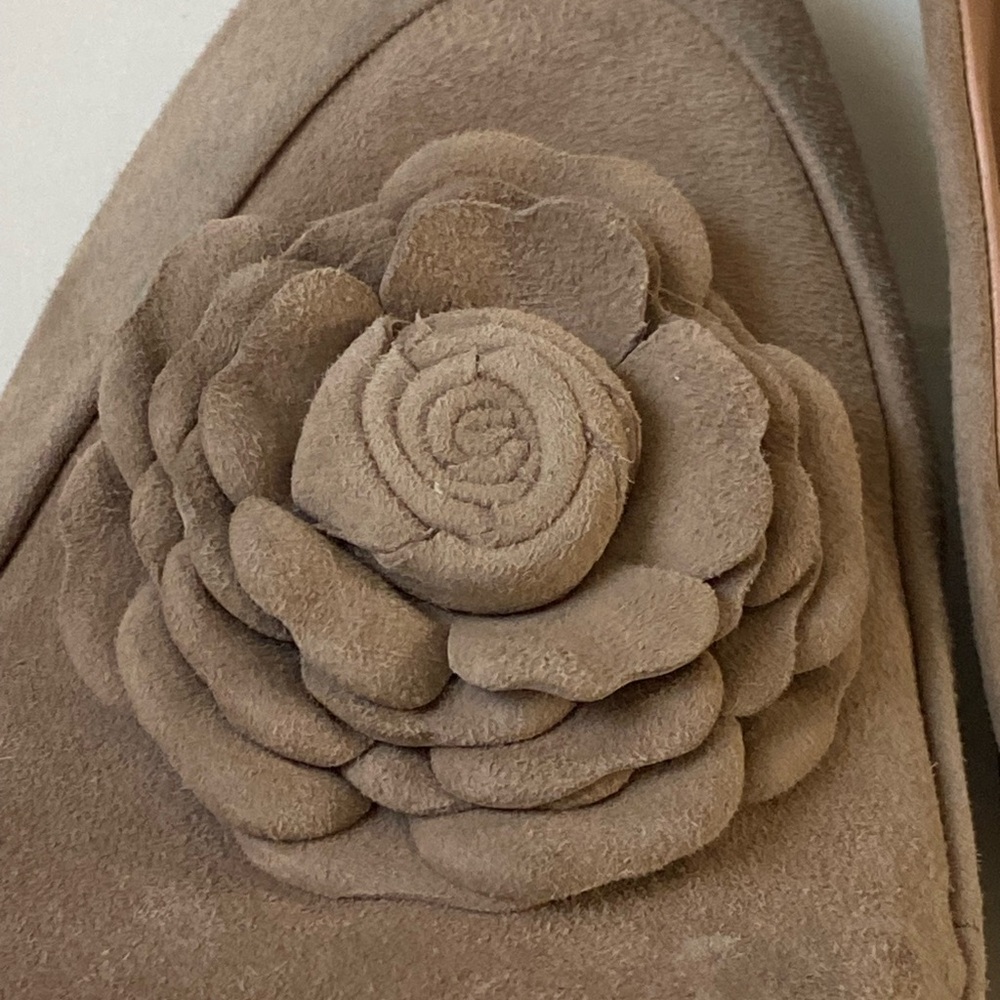 Taryn Rose Blythe Genuine Suede Mules/Flats 3D Flower Size 7B/37 - Picture 8 of 13